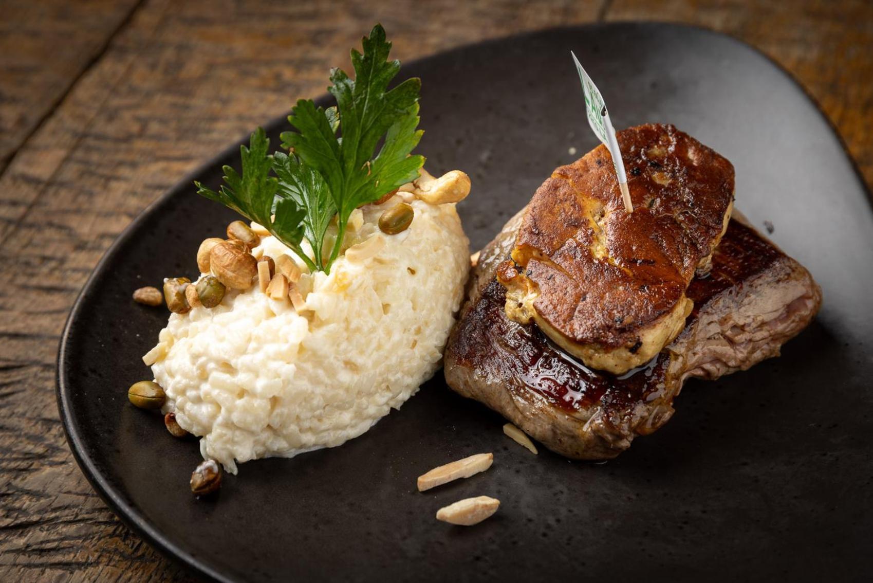 Hotel-Restaurant Logis L'Aubrac 라귀올르 외부 사진