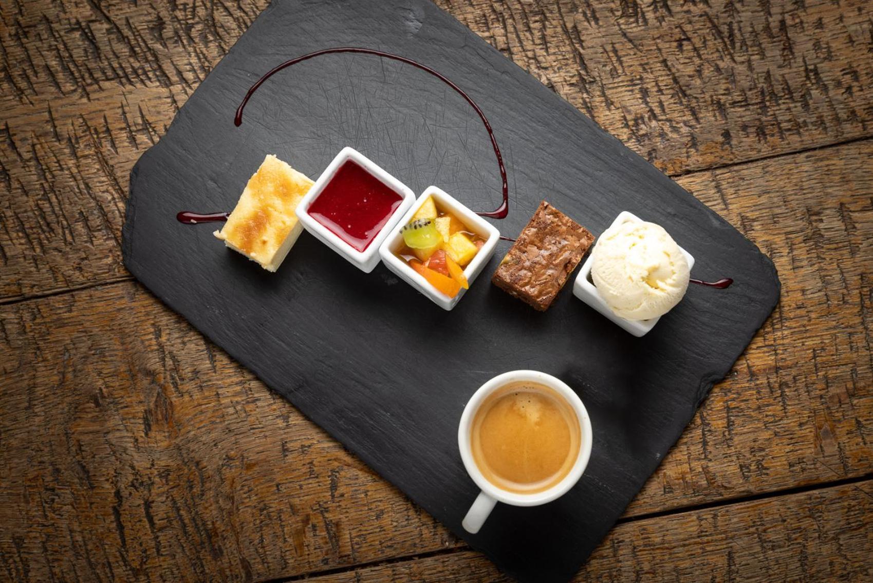 Hotel-Restaurant Logis L'Aubrac 라귀올르 외부 사진